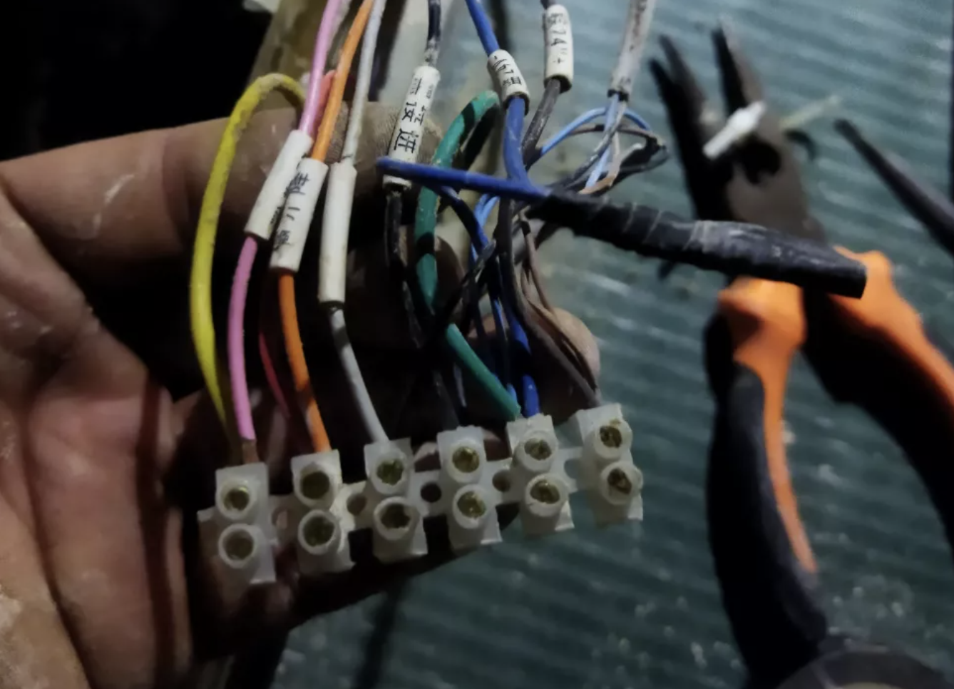 端子排接线是对接好还是只接一端好？